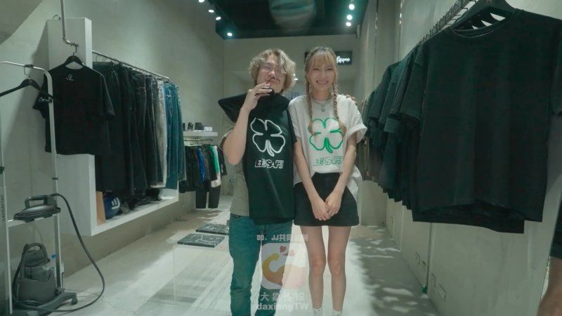【无码】搭讪身材超棒的高挑纤细东京市区服饰店员！慾求不满的她平日白天翘班，度过了一段稍微刺激的时间！